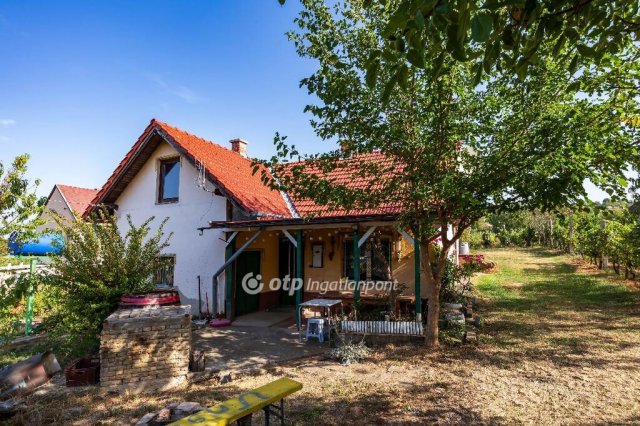 Eladó nyaraló, Várvölgyön 55 M Ft, 3 szobás