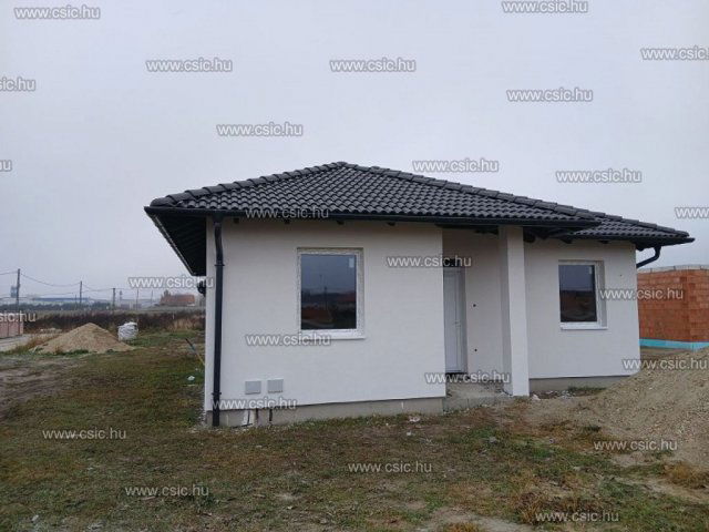 Eladó családi ház, Kiskunlacházán 79.2 M Ft, 5 szobás