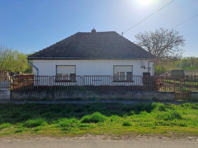 Eladó családi ház, Bácsborsódon 12 M Ft, 3 szobás