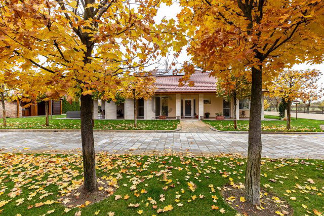 Eladó családi ház, Zsombón 230 M Ft, 4 szobás