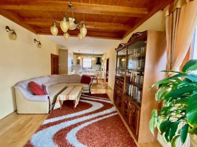 Eladó családi ház, Pécsett 250 M Ft, 9 szobás