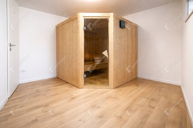 Eladó családi ház, Sopronban 230 M Ft, 7 szobás