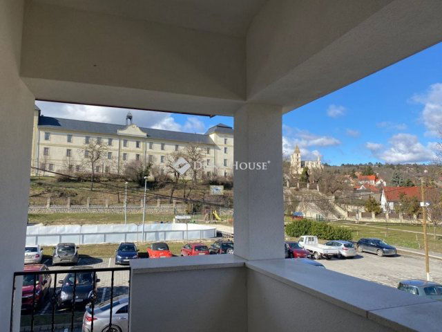 Kiadó téglalakás, albérlet, Zsámbékon, Zichy Miklós téren