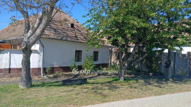 Eladó családi ház, Pápocon 14.9 M Ft, 2 szobás