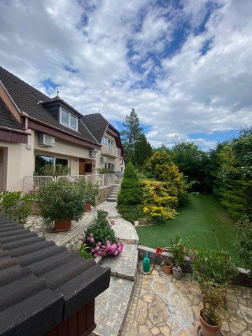 Eladó családi ház, Pécsett 239.9 M Ft, 7 szobás