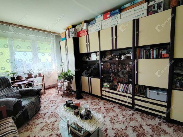 Eladó panellakás, Székesfehérvárott 49.99 M Ft, 3 szobás