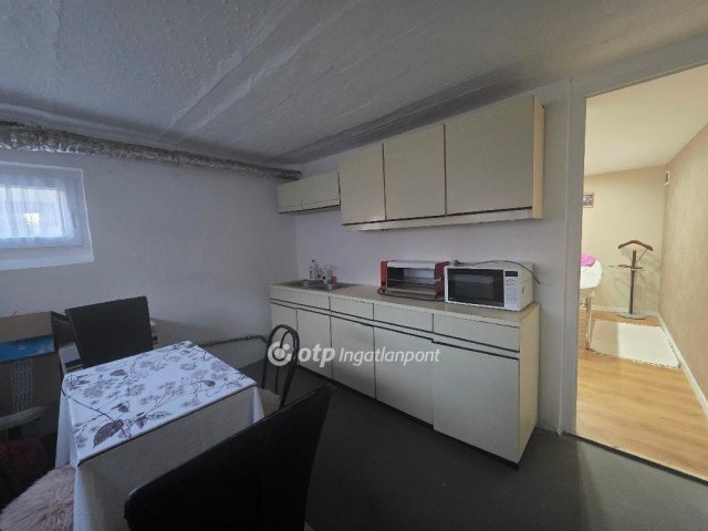Eladó téglalakás, Pápán 44.9 M Ft, 3 szobás