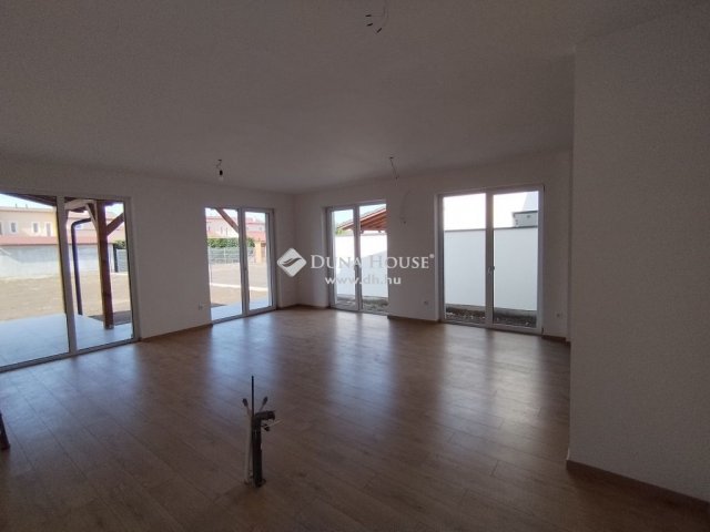 Eladó ikerház, Szegeden 170 M Ft, 6 szobás / költözzbe.hu