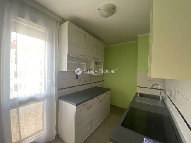 Eladó panellakás, Pécsett 49.9 M Ft, 3 szobás