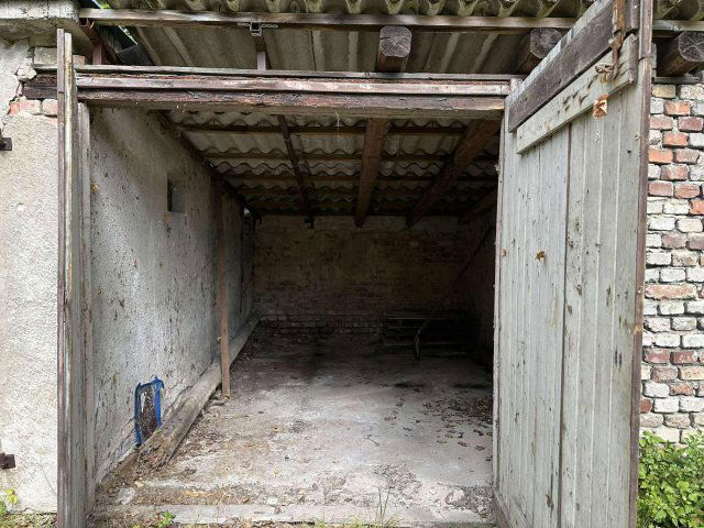 Eladó garázs, Komlón, Majális téren 1.5 M Ft
