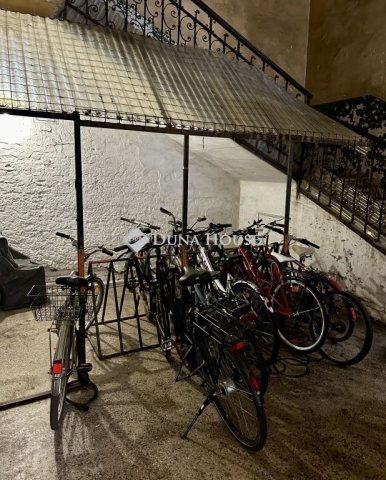 Eladó téglalakás, Budapesten, VI. kerületben 51.2 M Ft, 1 szobás