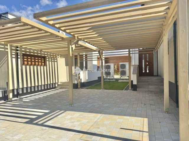 Eladó családi ház, Pécsett 115.99 M Ft, 4 szobás