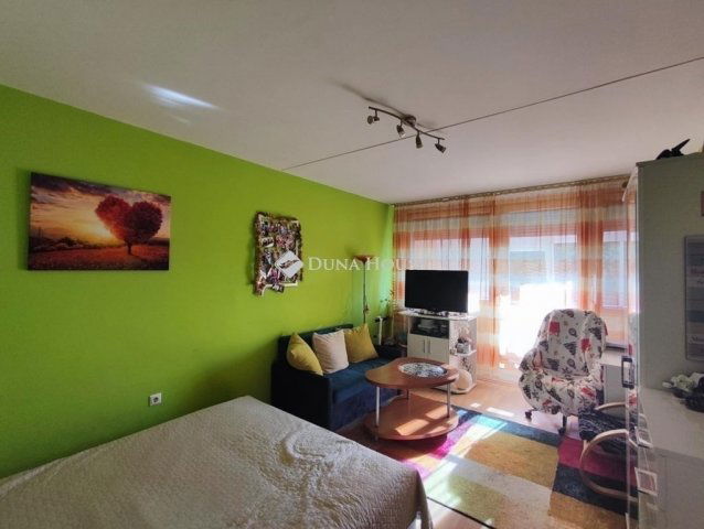 Eladó panellakás, Pécsett 45.5 M Ft, 3 szobás