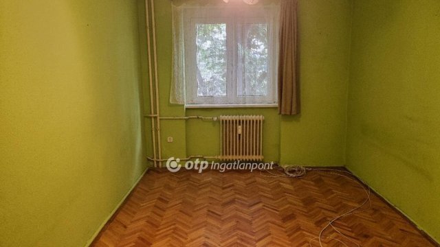 Eladó téglalakás, Dunaújvárosban 34 M Ft, 2 szobás