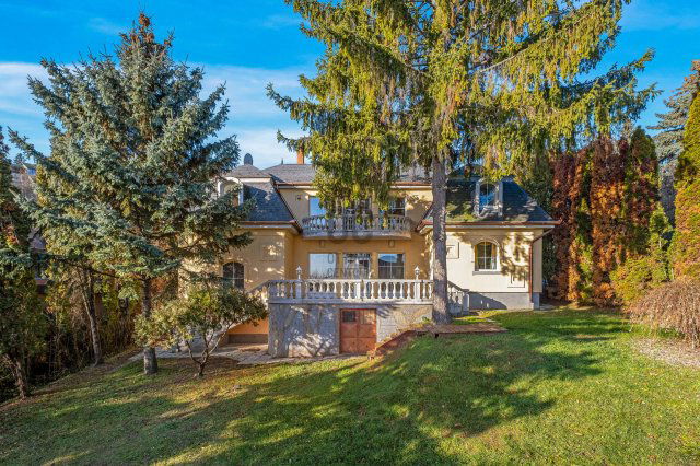 Eladó családi ház, Szentendrén 179.9 M Ft, 5 szobás