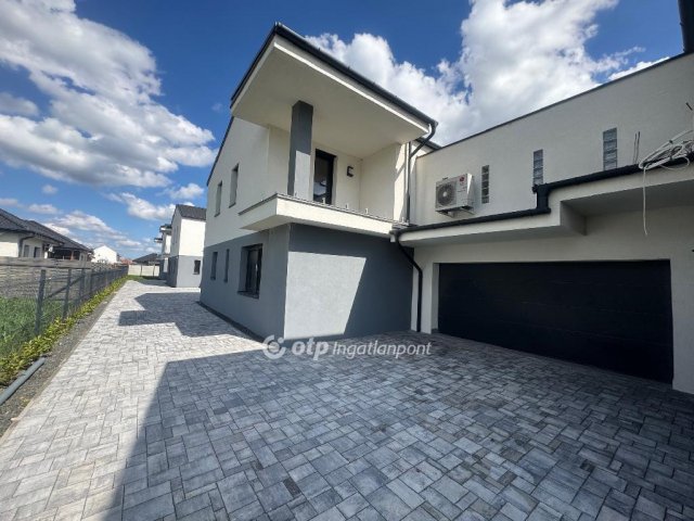 Eladó sorház, Velencén 205 M Ft, 5 szobás / költözzbe.hu