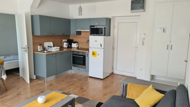 Eladó téglalakás, Keszthelyen 72.8 M Ft, 1+1 szobás