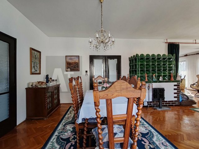 Eladó családi ház, Szegeden 240 M Ft, 6 szobás