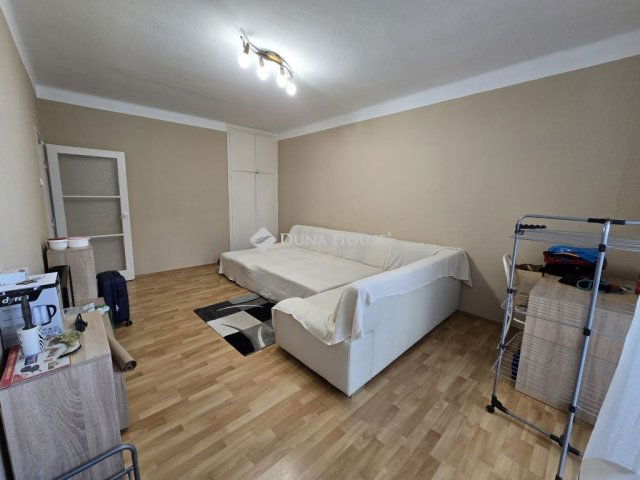 Eladó téglalakás, Veszprémben 43.5 M Ft, 2 szobás