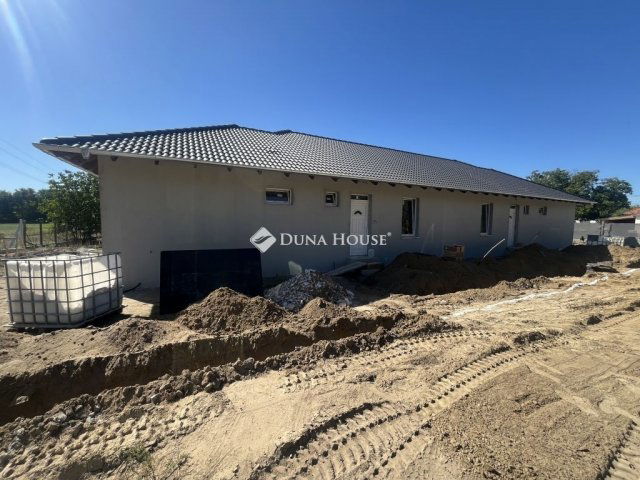 Eladó ikerház, Kakucson 85 M Ft, 4 szobás / költözzbe.hu