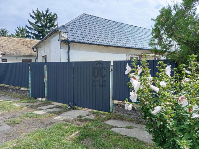 Eladó családi ház, Komáromban 29.5 M Ft, 2 szobás