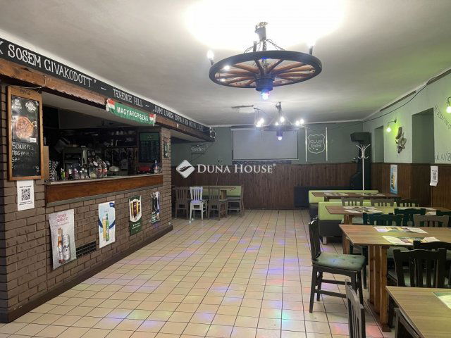 Eladó üzlethelyiség, Budaörsön, Budapesti úton 460 M Ft