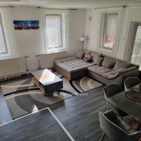 Eladó családi ház, Felsőpakonyban 109.8 M Ft, 6+1 szobás