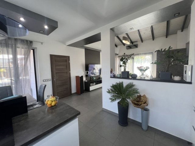 Eladó családi ház, Szegeden 280 M Ft, 4+1 szobás