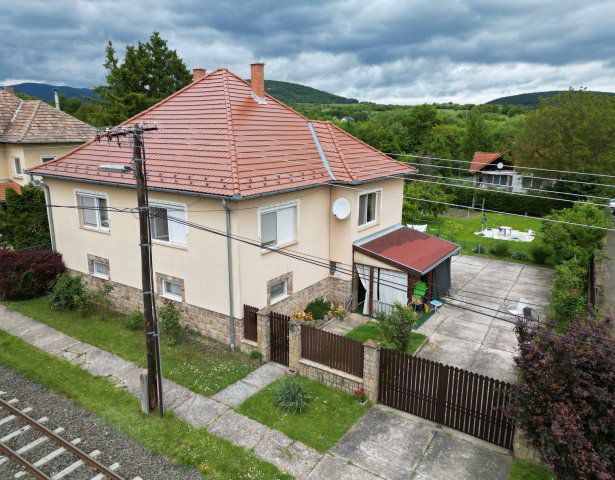 Eladó családi ház, Szokolyán 99 M Ft, 4 szobás