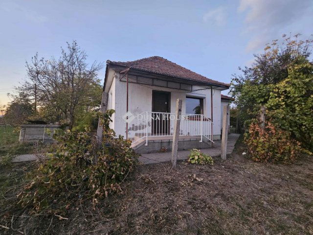 Eladó családi ház, Gárdonyban 35 M Ft, 2 szobás
