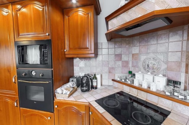 Eladó családi ház, Szadán 350 M Ft, 8 szobás