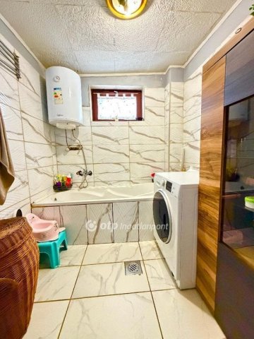 Eladó családi ház, Pápateszéren 19.99 M Ft, 3 szobás
