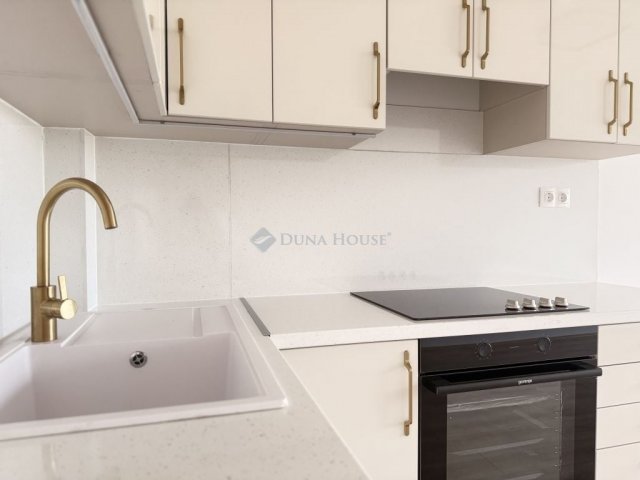 Eladó panellakás, Pécsett 64.9 M Ft, 3 szobás