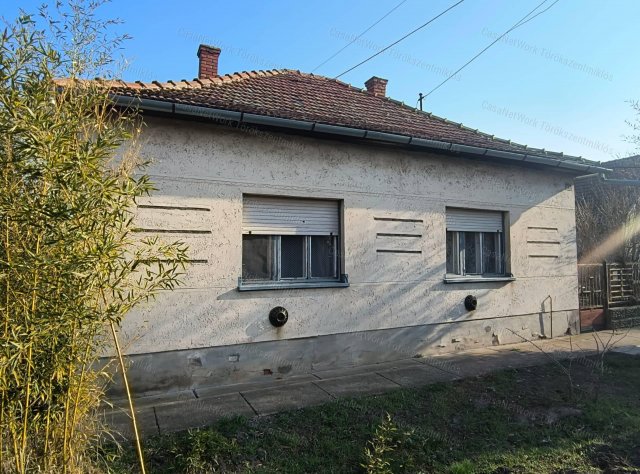 Eladó családi ház, Fegyverneken 13.9 M Ft, 2 szobás