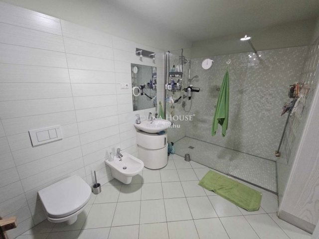 Eladó családi ház, Taksonyon 350 M Ft, 6 szobás