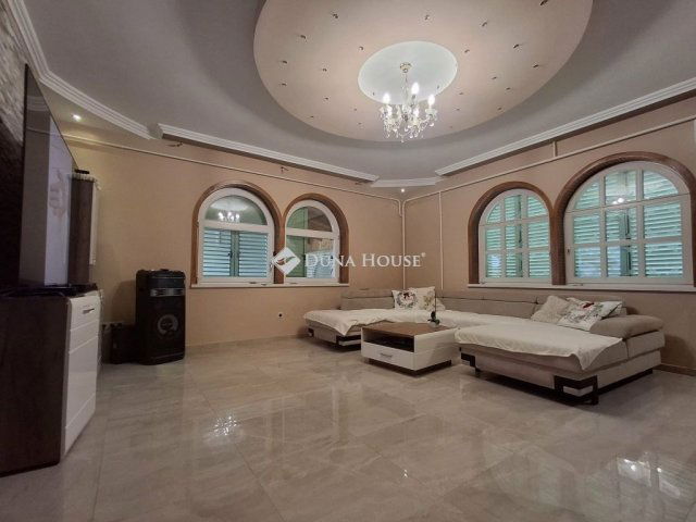 Eladó családi ház, Karcagon 89 M Ft, 6 szobás