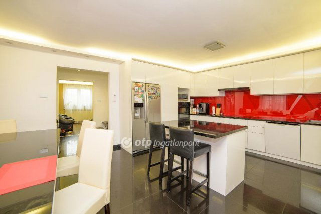 Eladó családi ház, Cegléden 86.9 M Ft, 4+1 szobás