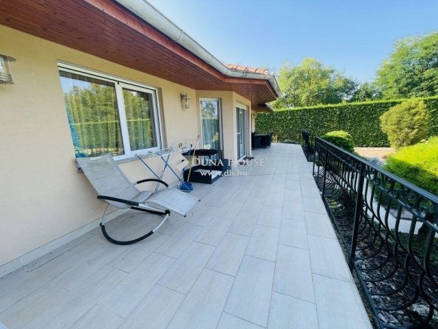 Eladó családi ház, Pócsmegyeren 139 M Ft, 3 szobás