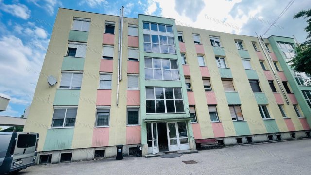 Eladó téglalakás, Komáromban 37.5 M Ft, 2 szobás