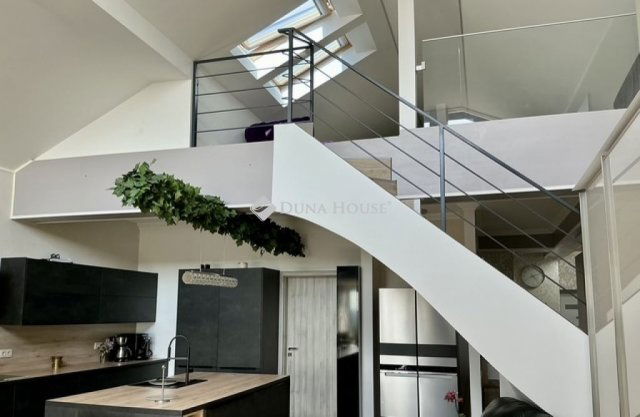 Eladó családi ház, Szadán 265 M Ft, 6 szobás