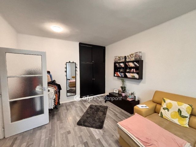 Eladó téglalakás, Szolnokon 33 M Ft, 1+1 szobás