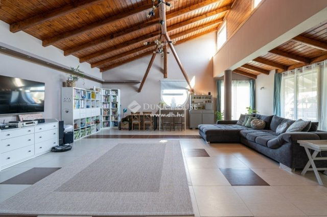 Eladó családi ház, Kecskeméten 175 M Ft, 7 szobás