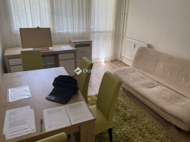 Kiadó panellakás, albérlet, Pécsett 230 E Ft / hó, 2 szobás