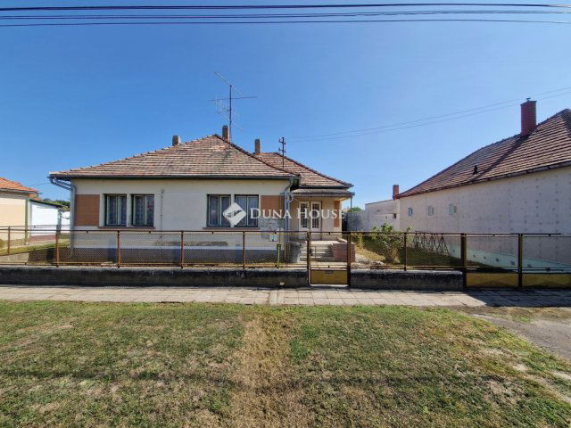 Eladó családi ház, Bátaszéken 24.99 M Ft, 4 szobás