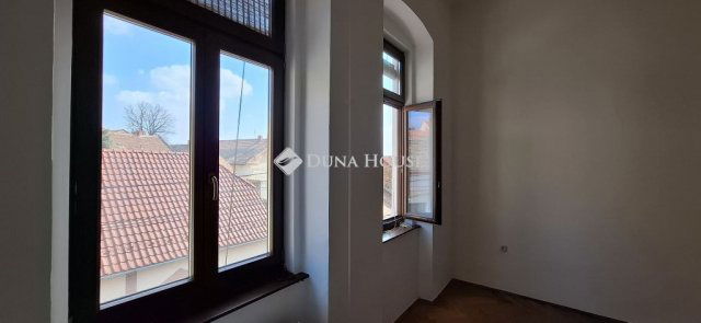 Eladó téglalakás, Pécsett 62.99 M Ft, 3 szobás