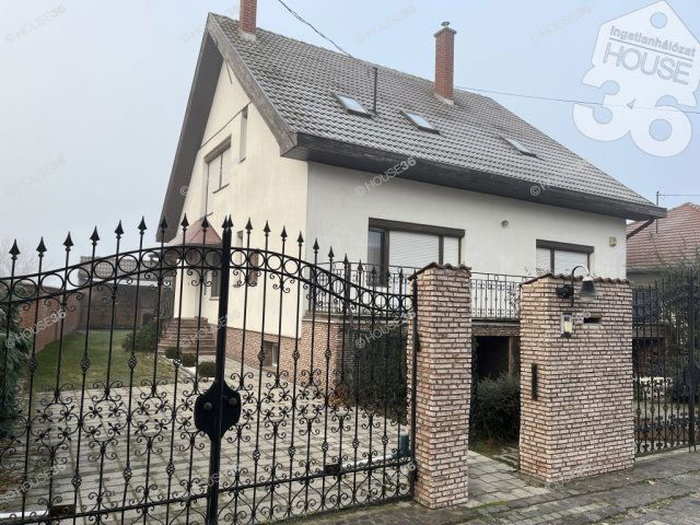 Eladó családi ház, Solton 69 M Ft, 7 szobás