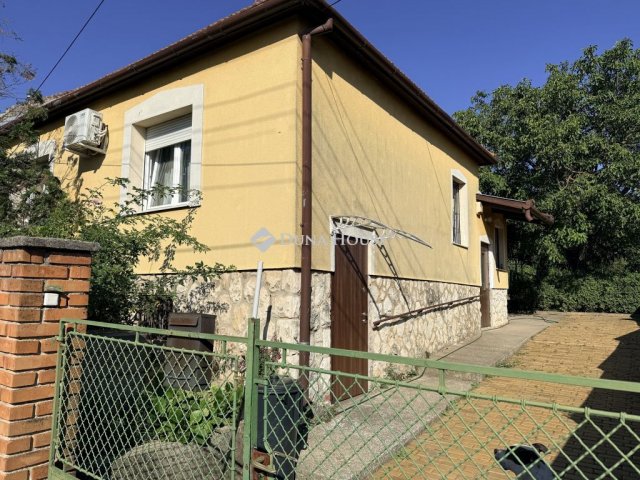 Eladó családi ház, Pécsett, Hársfa úton 59 M Ft, 2 szobás