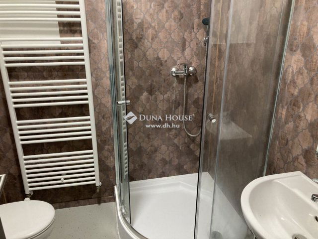 Eladó családi ház, Esztergomban 665 M Ft, 46 szobás