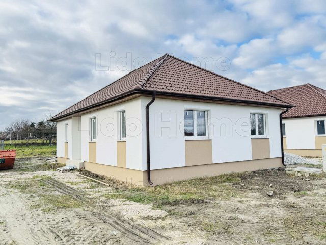 Eladó családi ház, Péren 89.9 M Ft, 4 szobás