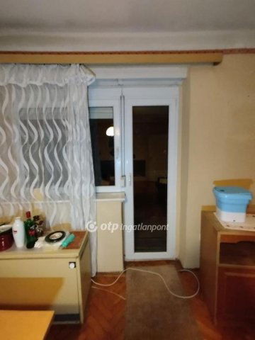 Eladó téglalakás, Komlón 20.3 M Ft, 2 szobás